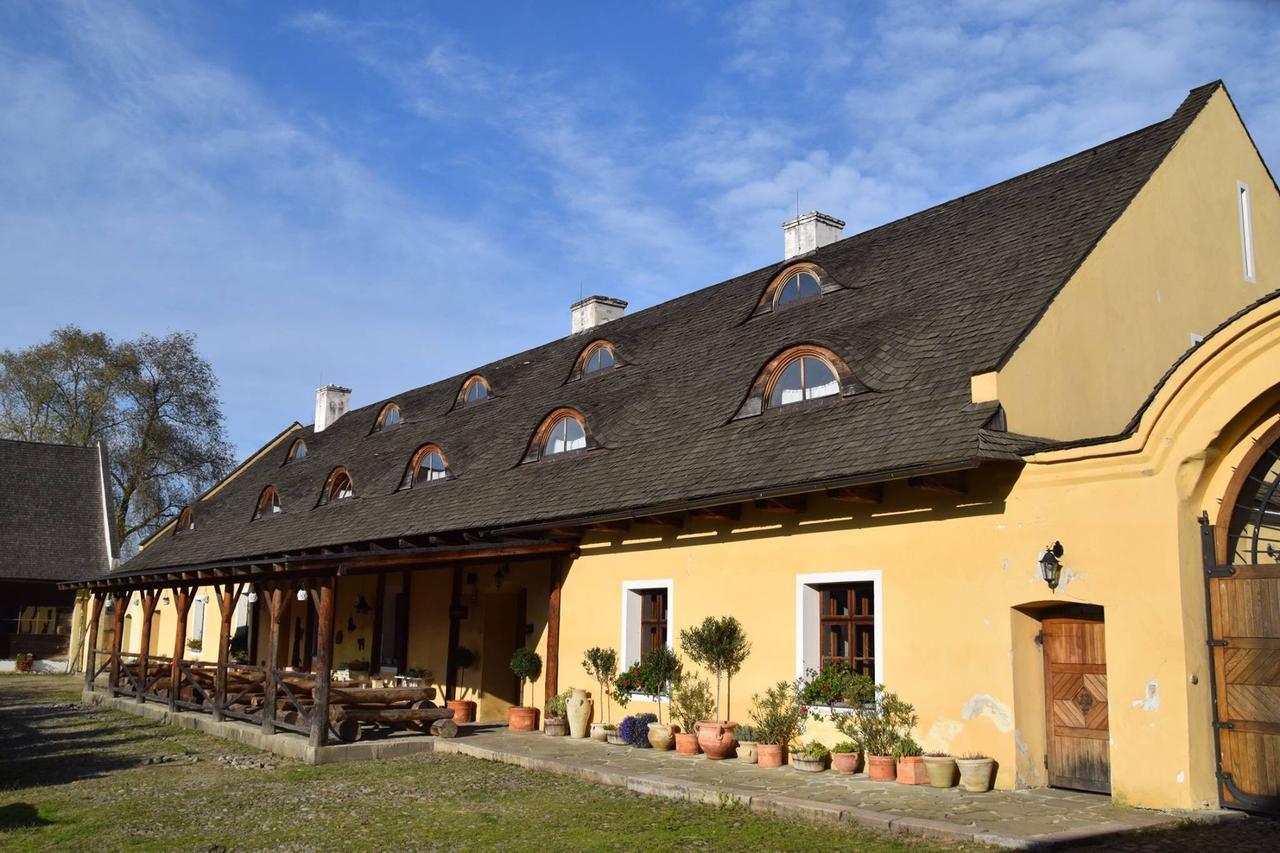 Dvur Olsiny -Hotel And Horse-Riding Karviná Exterior foto